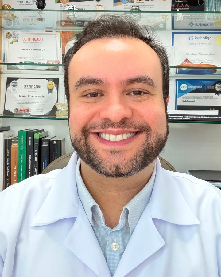 Dr. Idmão Chammas Junior, cirurgião-dentista, na clínica